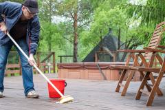 Vous avez le choix entre les méthodes douces et le nettoyeur haute pression pour nettoyer une terrasse. © Borisenkov Andrei - Getty images