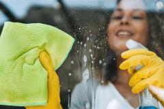 Ajouter quelques gouttes de glycérine végétale à votre nettoyage des vitres vous donnera un résultat optimal et durable. © andreswd - Getty images