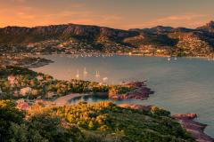 Coucher de soleil sur Agay et le massif de l’Estérel, Saint-Raphaël, Var