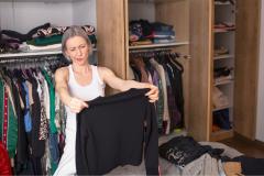 Le tri des vêtements est un incontournable du rangement de printemps. © Jakovo - Getty images