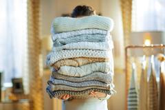 Faites le plein d'astuces pour ranger efficacement vos vêtements d'hiver avec l'arrivée du printemps. © CentralITAlliance  - Getty images