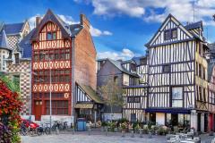 Vue sur un quartier typique de la ville de Rouen avec de magnifiques maisons à colombages