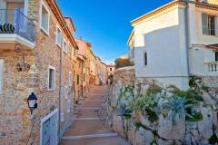 Rue de la commune d'Antibes et ciel bleu en fond. 