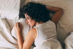 Potato bed : la drôle d’astuce TikTok qui promet de mieux dormir.