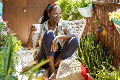 Il est important de consulter le règlement de copropriété avant d'installer un brise-vue sur votre balcon. © PIKSEL - Getty images