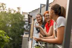Le bar de balcon vous permet de profiter d'apéros ou de pauses café agréables en plein air. © fotostorm - Getty images
