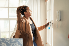 Il est recommandé de changer la serrure de sa porte d'entrée en emménageant dans une maison. © AJ_Watt - Getty images