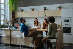 Qui doit souscrire une assurance habitation en colocation ? © Dimensions - Getty Images