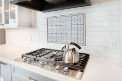 Il est possible de personnaliser une crédence de cuisine avec des restes de carrelage. © YinYang - Getty images