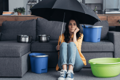 Certains assureurs proposent une assistance 24h/24 lors de la survenue d'un dégât des eaux dans votre logement. © LightFieldStudios - Getty images