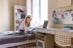 Ressources, identité… les documents à réclamer au garant d’une location étudiante. © NoSystem images - Getty Images