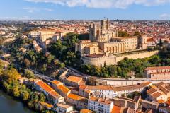 Vue aérienne de la cathédrale Saint-Nazaire sur l’Orb à Béziers, Occitanie