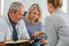 Donner sa maison de son vivant : une bonne idée pour une transmission de patrimoine sereine. © nicexray - Getty Images