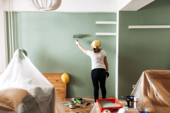 En 2026, on repeint son salon pour opter pour des couleurs plus tendances, plus naturelles et chaleureuses.. © Drazen_ - Getty images