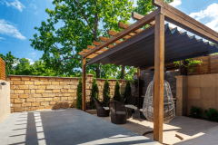 L'emplacement de votre pergola mérite votre attention pour vous permettre d'en profiter au maximum. © Miroha141 - Getty images