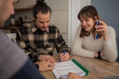 Comment louer un appartement étudiant : les avantages et spécificités à connaître. © Rockaa – Getty Images