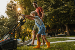 Si vous souhaitez tondre votre jardin un jour férié, il est nécessaire de vérifier si vous en avez l'autorisation, et sur quel créneau horaire. © Dimensions - Getty images