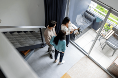 Lorsque vous revendez votre logement, l'assurance emprunteur s'arrête automatiquement. © ToucanStudios - Getty images