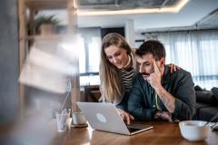 couple se renseigne sur internet sur la nouvelle définition de lu loyer impayé