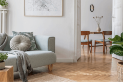 Quelques éléments bien choisis permettent de mettre en valeur un appartement à l'image des appartements haussmanniens. © FollowTheFlow - Getty images