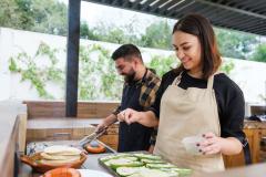 Couple cuisinant dans une cuisine extérieure 