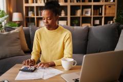Taux d’endettement trop élevé : que faire ? Découvrez nos 7 solutions. © EmirMemedovski - Getty Images