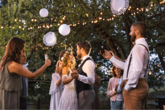 Si vous organisez votre mariage chez vous, il est nécessaire d'être vigilant sur différents points. © Halfpoint - Getty images