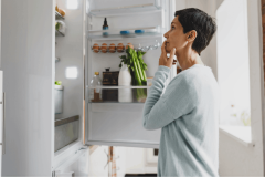 Si vous avez l'impression que votre réfrigérateur refroidit moins les aliments, qu'il surconsomme de l'énergie ou qu'il est plus bruyant, il est temps de nettoyer le consdensateur. © shurkin_son - Getty images