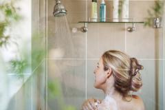 Femme prenant sa douche 