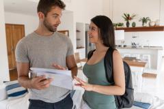 Un jeune homme et une étudiante échangent autour du règlement intérieur de la colocation