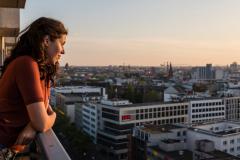 Balcon en ville : 7 astuces pour atténuer le bruit.