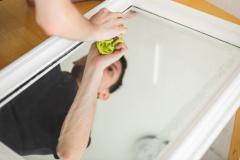 Peignez le cadre de votre miroir pour lui donner un nouveau style.