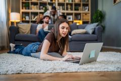 Jeune-femme-verifie-qu-elle-a droit-de-demander-la-garantie-visale-pour-une-colocation