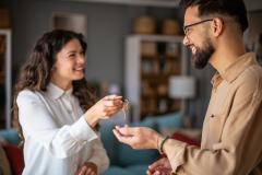 Échanger définitivement son logement permet d’obtenir des frais de notaires réduits. © Getty Images - draganab