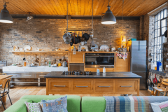Les biens atypiques font des adeptes, notamment les lofts réhabilités qui offrent des volumes et des matériaux uniques. © JohnnyGreig - Getty images