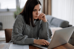 Il est nécessaire d'être stratégique lorsque l'on recherche un logement en percevant le RSA. © damircudic - Getty images