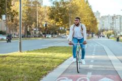 Un cycliste circule sur une piste cyclable, en ville