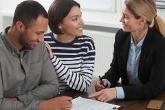 Un couple signe des documents chez le notaire 