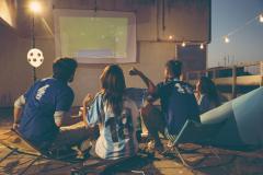 Soirée foot : les erreurs à ne pas commettre avec une télé au jardin