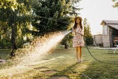 Canicule : faut-il vraiment arroser sa pelouse quand elle jaunit ?
