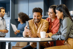 Le coliving implique généralement divers services, à commencer par des lieux de regroupement tels qu'une salle de coworking. © andresr - Getty images