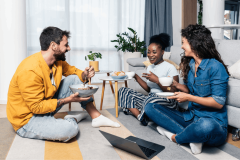 Les colocataires doivent être couverts au minimum pour les risques locatifs. © Srdjanns74 - Getty images