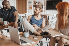 Il est préférable d'interroger les candidats sur leur mode de vie afin d'assurer une colocation pérenne. © svetikd - Getty images