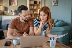 Couple utilisant un comparateur de crédit immobilier en ligne. 