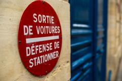 Panneau Défense de Stationner.
