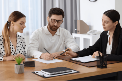 Comptez au minimum 6 semaines entre la signature de la promesse de vente et celle de l'acte de vente. © Liudmila Chernetska - Getty images