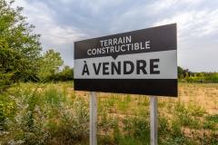 Panneau de vente d'un terrain constructible.