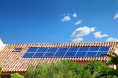 Panneaux photovoltaïques sur le toit d'une maison.