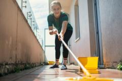 Comment nettoyer son balcon sans conflit avec les voisins ?