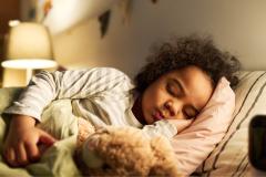 Fortes chaleurs : 7 astuces pour rafraîchir la chambre de votre enfant sans clim.